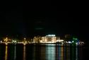 Makarska bei Nacht